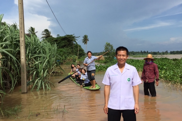 ทีมงานเยี่ยมบ้าน ช่วยเหลือน้ำท่วมผู้ป่วยติดเตียง