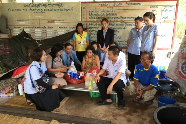 ทีมงานเยี่ยมบ้าน ช่วยเหลือน้ำท่วมผู้ป่วยติดเตียง