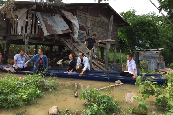 ทีมงานเยี่ยมบ้าน ช่วยเหลือน้ำท่วมผู้ป่วยติดเตียง