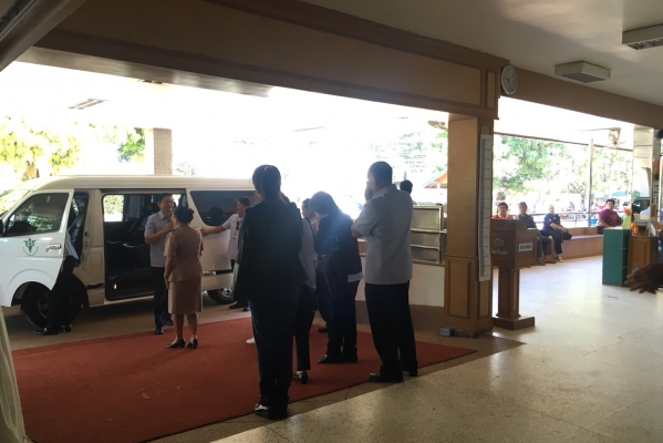 ท่าน นพ. สมิต ประสันนาการ นพ.สสจ. อุดรธานีให้เกียรติมามอบนโยบายการดำเนินงานด้านสาธารณสุขปีงบประมาณ 2561