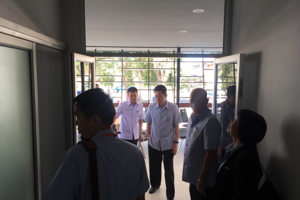 ท่าน นพ. สมิต ประสันนาการ นพ.สสจ. อุดรธานีให้เกียรติมามอบนโยบายการดำเนินงานด้านสาธารณสุขปีงบประมาณ 2561