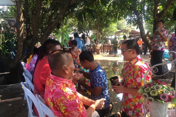 รดน้ำขอพรผู้ใหญ่ สงกรานต์2561