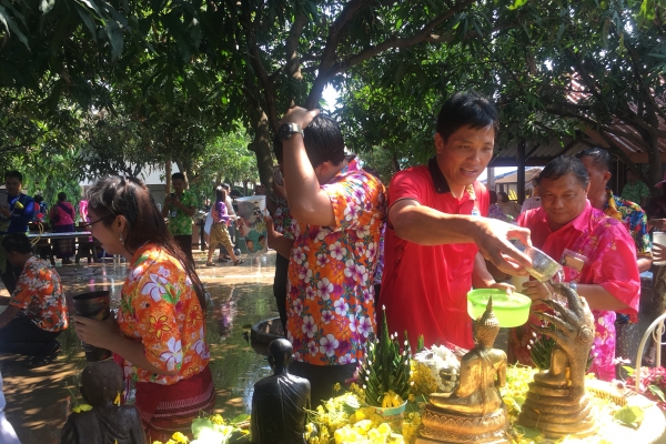 รดน้ำขอพรผู้ใหญ่ สงกรานต์2561