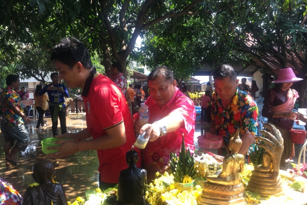 รดน้ำขอพรผู้ใหญ่ สงกรานต์2561