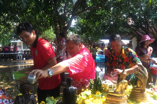 รดน้ำขอพรผู้ใหญ่ สงกรานต์2561