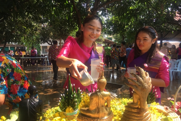 รดน้ำขอพรผู้ใหญ่ สงกรานต์2561