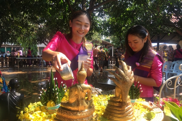 รดน้ำขอพรผู้ใหญ่ สงกรานต์2561