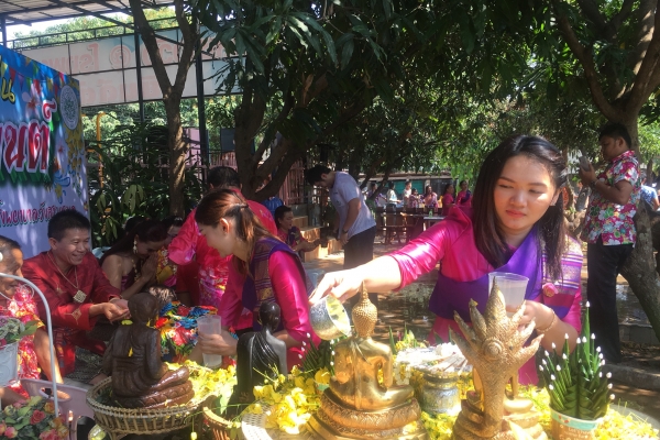 รดน้ำขอพรผู้ใหญ่ สงกรานต์2561