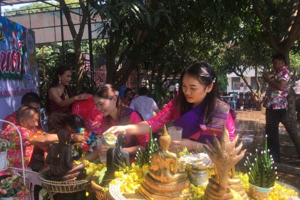 รดน้ำขอพรผู้ใหญ่ สงกรานต์2561