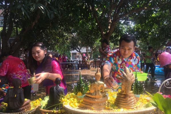 รดน้ำขอพรผู้ใหญ่ สงกรานต์2561