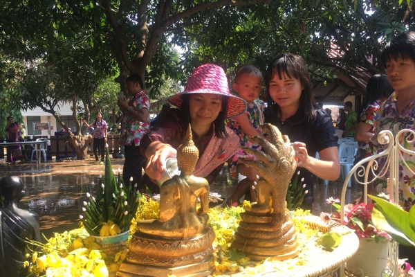 รดน้ำขอพรผู้ใหญ่ สงกรานต์2561