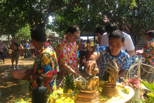 รดน้ำขอพรผู้ใหญ่ สงกรานต์2561