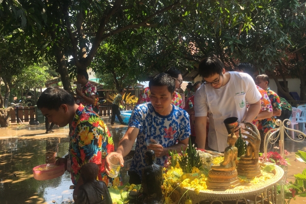 รดน้ำขอพรผู้ใหญ่ สงกรานต์2561