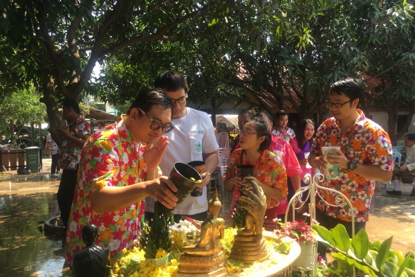 รดน้ำขอพรผู้ใหญ่ สงกรานต์2561