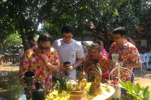 รดน้ำขอพรผู้ใหญ่ สงกรานต์2561