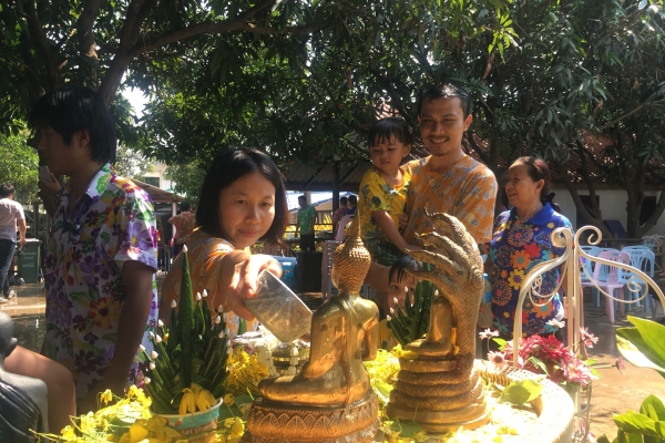 รดน้ำขอพรผู้ใหญ่ สงกรานต์2561