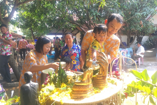 รดน้ำขอพรผู้ใหญ่ สงกรานต์2561